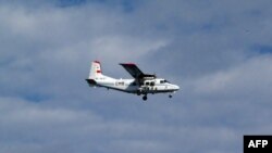 日本海岸警衛隊圖片顯示中國飛機2012年12月飛臨尖閣列島（中國稱釣魚島）上空。（資料圖片）