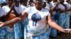 Des femmes chantent des slogans soutenant le président togolais Faure Gnassingbe durant un meeting de campagne à Dapaong, dans le nord du Togo, le 16 février 2020. (Photo by PIUS UTOMI EKPEI / AFP)