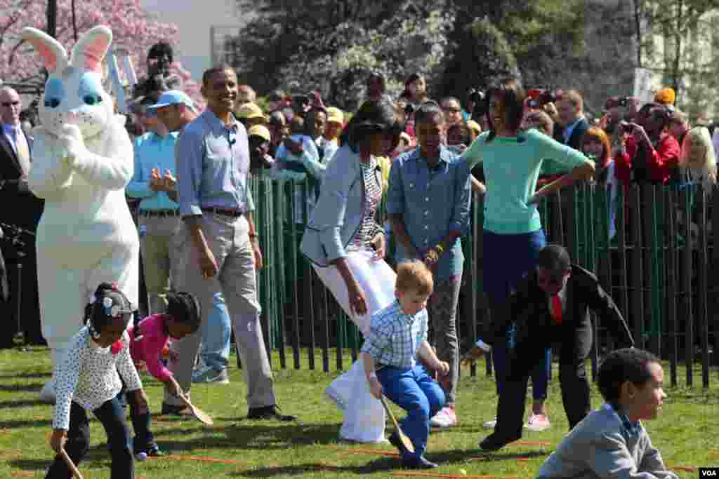 La familia Obama junto al conejo de pascua recibieron a miles de niños.