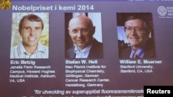 De izquierda a derecha, Eric Betzing, William Moerner y Stefan Hell, ganadores del Premio Nobel de Química 2014.
