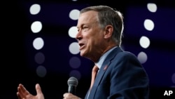 El ex gobernador de Colorado y ahora ex candidato presidencial demócrata John Hickenlooper, en foto de archivo, del 10 de agosto de 2019, en Des Moines, Iowa.