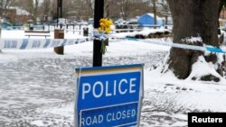 Cvijeće ostavljeno na policijsku traku u parku u gradu Salisbury, Engleska, gdje su Sergei Skripal i njegova kćerka pronađeni otrovani, 19. mart 2018.