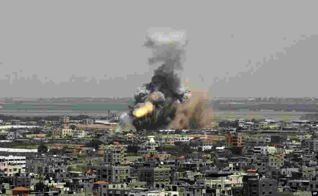 Smoke and fire rise from an Israeli missle strike in Rafah, Gaza, July 8, 2014.