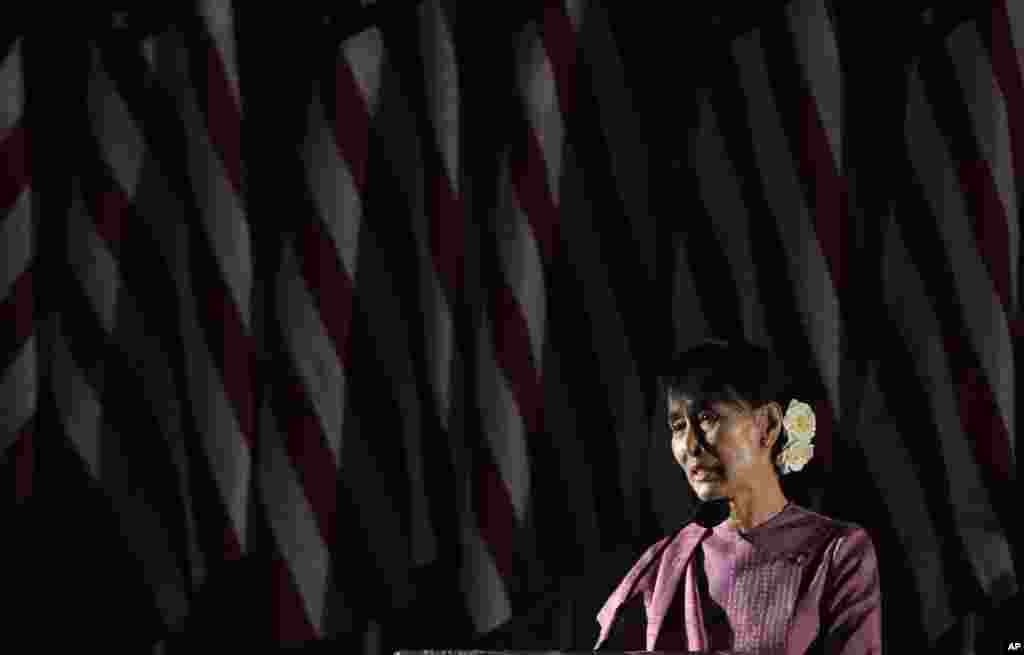 Burma's democracy leader Aung San Suu Kyi speaks at the Los Angeles Convention Center in Los Angeles, California, October 2, 2012.