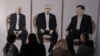 Para pengunjung berdiri di depan sebuah karya seni yang menampilkan Presiden AS Donald Trump, Presiden Rusia Vladimir Putin dan Presiden China Xi Jinping dalam pameran yang berjudul "Yalta 2.0" di sebuah galeri seni di Yalta, Crimea, pada 8 Februari 2025. (Foto: Reuters)