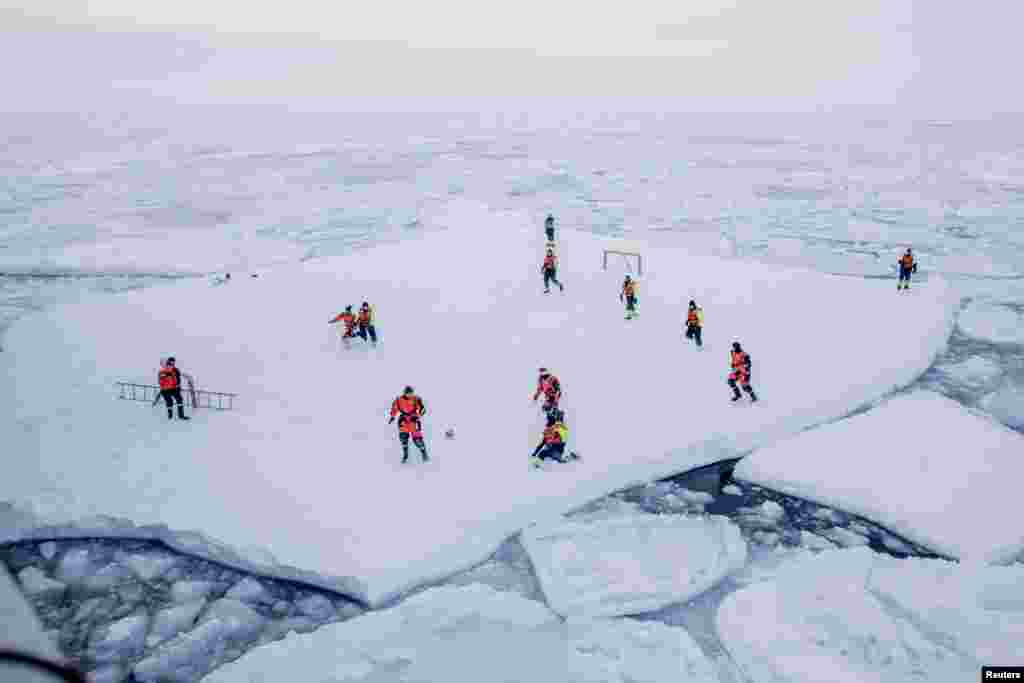 ក្រុមបំបែកទឹកកក KV Svalbard បង្កើតឡើងដោយអ្នកវិទ្យាសាស្រ្តfសម្ងាត់របស់នាវាចម្បាំងន័រវ៉េសពីវិទ្យាស្ថានស្រាវជ្រាវជើងទឹកន័រវ៉េសលេងបាល់ទាត់នៅលើទឹកកកជុំវិញ Greenland។