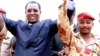 Le président du Tchad Idriss Deby Itno, au centre, et le commandant en second et son fils Mahamat lors d'une cérémonie de bienvenue, à N'Djamena, le 13 mai 2013.