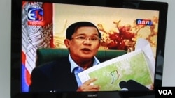រូប​ឯកសារ៖ លោក​នាយក​រដ្ឋមន្ត្រី ហ៊ុន សែន បង្ហាញ​មុខ​តាម​រយៈទូរទស្សន៍​ជាតិ​កម្ពុជា​ នៅក្នុង​ការផ្សាយ​ពិសេស​មួយ​នៅ​ល្ងាច​ថ្ងៃអង្គារ​ទី ០៨ ខែកញ្ញា ឆ្នាំ២០១៥។ លោក​បាន​វាយ​បក​ទៅ​គណបក្ស​ជំទាស់​រឿង​បញ្ហា​ផែនទី​និង​កាបោះ​បង្គោល​ព្រំដែន។ (នៅ វណ្ណារិន/VOA)