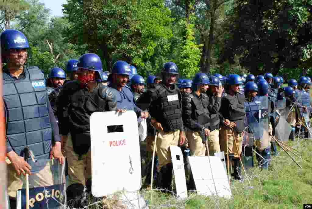  مظاہرین کو روکنے کے لیے پولیس اہلکار تیار کھڑے ہیں