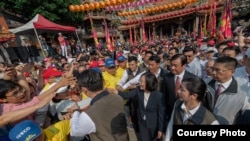 台灣總統府公佈的照片顯示總統蔡英文在台中市大甲區鎮瀾宮參與首日媽祖南下繞境活動。(2019年4月7日)