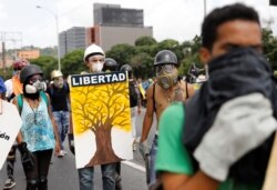 El CPJ dice en su informe que el cierre de emisoras impide a los venezonalos enterarse de las protestas que ocurren contra el gobierno en disputa, co la de la foto el 24 de mayo de 2017.