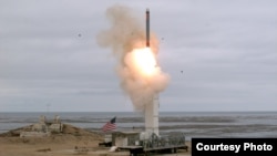 Militer AS menguji rudal jelajah di Pulau San Nicolas Island, California hari Minggu (18/8). 