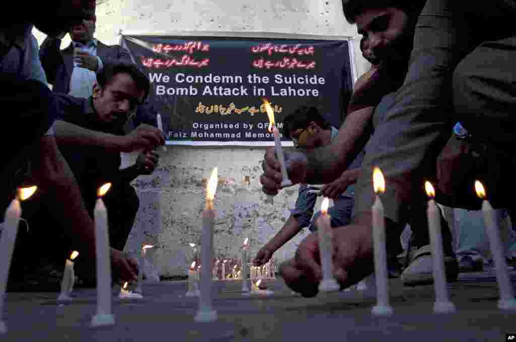 Jama'a Dauke Da Kyandurra Domin Nuna Juyayin Su Akan Jama'ar Da Suka Rasa Rayukan Su Sakamakon Harin Bam Da Aka Kai A Garin Lahore Na Kasar Pakistan, Maris 28, 2016. 