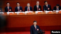 中共領導人習近平在北京人大會堂召開的中共二十大開幕式上講話。（2022年10月16日）