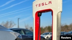 La compañía fabricante de automóviles eléctricos hará actualización del asistente de autopiloto a millones de vehículos en Estados Unidos. [Foto: Reuters]