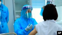 Penerima vaksin mengaku belum yakin bahwa mereka sudah memiliki antibodi yang melindungi mereka dalam menghadapi pandemi yang berkepanjangan ini. (Foto: AP) 