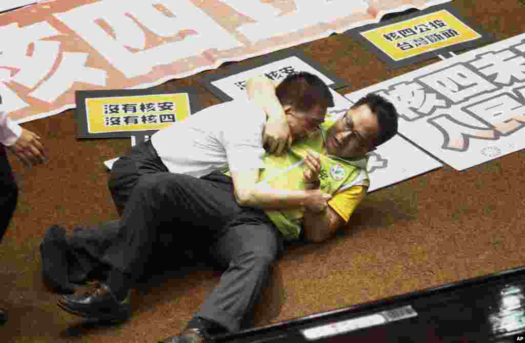 Dua anggota legeslatif yang masing-masing mewakili partai berkuasa dan partai oposisi berkelahi di lantai gedung legislatif di Taipei, Taiwan. Anggota dewan itu saling adu jotos dan saling menyiramkan air sebelum diputuskannya referendum yang diantisipasi untuk meneruskan pembangunan sebuah pembangkit listrik yang keempat.