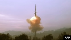 Uji coba rudal balistik antar benua Hwasong-19 berlangsung di sebuah lokasi yang dirahasiakan di Korea Utara pada 31 Oktober 2024. (Foto: KCNA via KNS/AFP)
