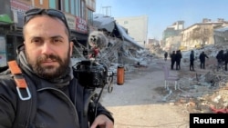 Jurnalis Reuters, Issam Abdallah, saat bekerja di kota Maras, Turki pasca dilanda gempa dahsyat 11 Februari 2023 (foto: dok). Issam Abdallah terbunuh di Lebanon akibat tembakan tank pasukan Israel. 