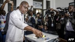 Le candidat à la présidentielle Martin Fayulu a voté devant le bureau de vote de l'Institut de la Gombe lors des élections générales de la RDC, à Kinshasa le 30 décembre 2018.