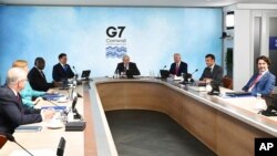 Tuan rumah PM Inggris Boris Johnson bersama para pemimpin G-7 dalam KTT di Cornwall, Inggris. 