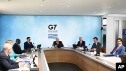 Waziri Mkuu wa Uingereza Boris Johnson, katikati, na viongozi wengine saba wakiwa katika mkutano wa G7 huko Cornwall, Uingereza, Juni 12, 2021.