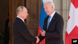 El presidente Joe Biden y el presidente ruso Vladimir Putin llegan para reunirse en la 'Villa la Grange', el miércoles 16 de junio de 2021, en Ginebra, Suiza.