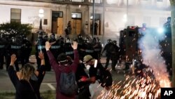 Polisi dan pengunjuk rasa bentrok di luar Gedung Pengadilan Kenosha County, di Kenosha, Wisconsin, 24 Agustus 2020. (Foto: dok).