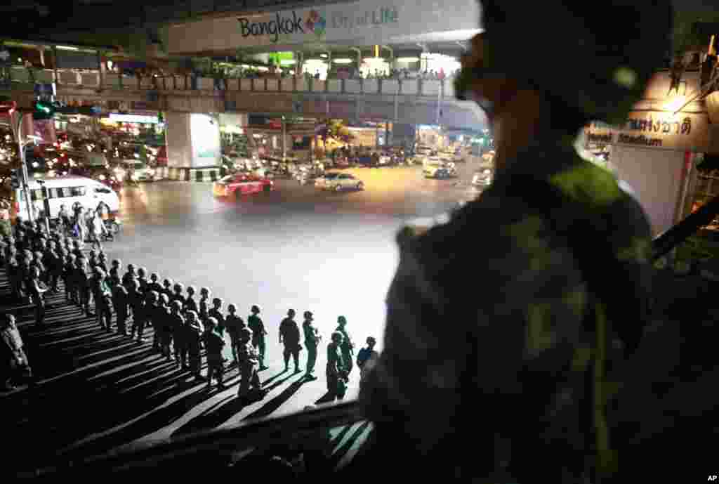 Pasukan militer Thailand menjaga sebuah persimpangan di pusat kota Bangkok untuk mencegah demonstran pro-pemerintah berkumpul untuk memprotes kudeta. 