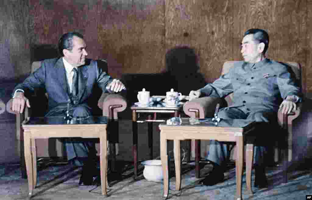 1972年2月21日,美国总统尼克松和中国总理周恩来在北京开始会晤。后来,前有线电视新闻网著名记者齐迈可(Mike Chinoy)制作了描述1972年2月21到28号美国总统尼克松访问中国的回忆影片。他说他在制作这个影片的时候发现几个特点:“其一是尼克松政府与基辛格保密的功夫......其二是当年的外交性质。尼克松与周恩来整整相处了一个星期,他们每天都在一起,一起吃饭、一起参加社交活动、一起谈判,现在已经没有人再这样做外交了。”