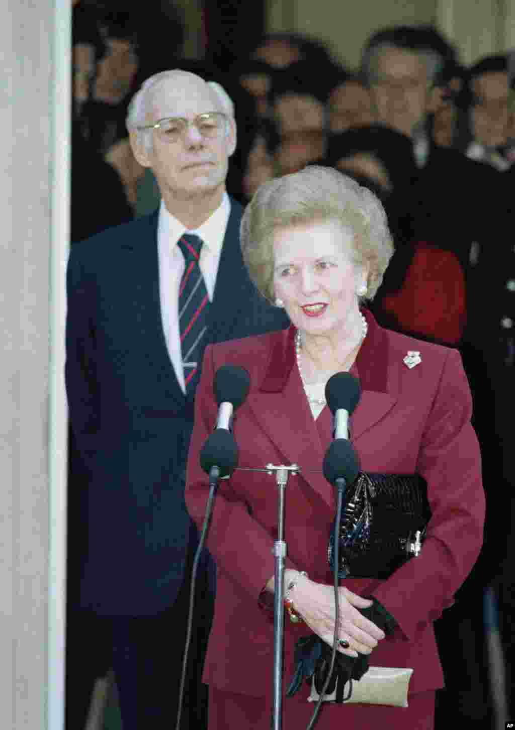Margaret Tetcher bosh vazirlikdan ketishi haqida e'lon qilmoqda. 28-noyabr, 1990-yil.