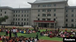 븍한이 실시한 5차 핵실험으로 인공지진이 발생한 9일, 북한과 인접한 중국 지린성 옌지의 한 초등학교에서 학생들이 운동장에 대피해 있다.