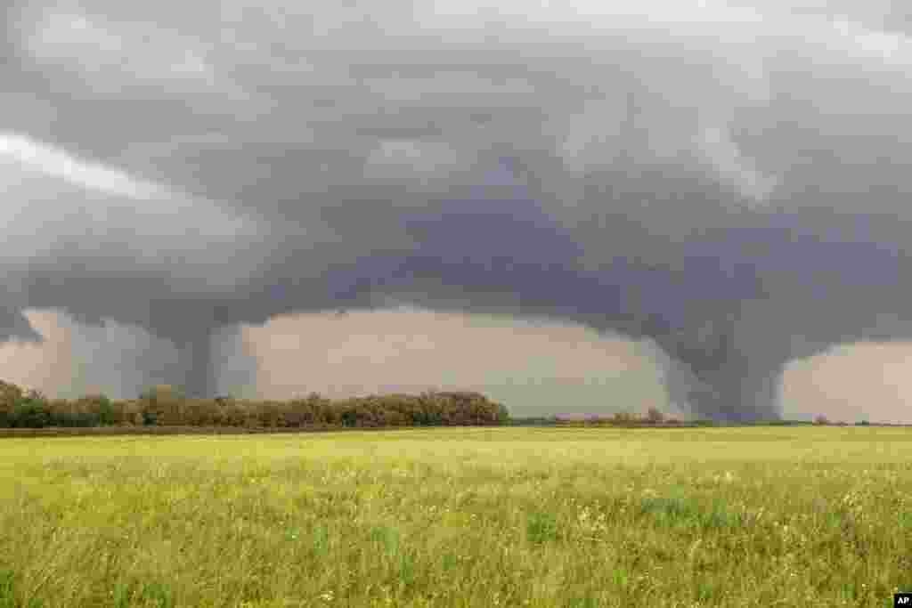 Dua tornado (puting beliung) tampak sedang mendekati kota Pilger, negara bagian Nebraska, AS.