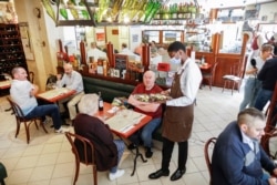 Suasana di restoran Mesturet, Paris, di tengah pandemi Covid-19, 15 Juni 2020.