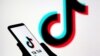 Seseorang memegang smartphone berlogo Tik Tok dalam sebuah ilustrasi pada 7 November 2019. (Foto: REUTERS/Dado Ruvic)