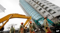 Regu penyelamat berupaya melakukan pencarian penyintas di sebuah gedung apartemen yang roboh, di Hualien, Taiwan timur, 7 Februari 2018. Gempa berkekuatan 6.4 SR mengguncang kawasan tersebut sehari sebelumnya, Selasa (6/2).