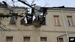 Здание в Херсоне, поврежденное в результате российского обстрела (архивное фото)