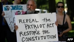 Manifestantes protestan frente al Capitolio en Washington contra los programas de vigilancia de la NSA.