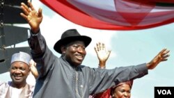 Presiden Nigeria Goodluck Jonathan bersama isterinya (kanan) dan Wapres Namadi Sambo dalam kampanye di Abuja, 18 September 2010.