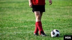 Los jugadores dieron una vuelta olímpica caminando ante los 60 mil fanáticos que colmaron el estadio Centenario de Montevideo.
