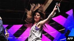 Flores se mostró demasiado cariñoso con la novia de Bieber, mientras jugaban en la playa.