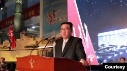 Pemimpin Korea Utara Kim Jong-un berbicara dalam sebuah acara eksebisi militer di Pyongyang dalam foto yang dirilis oleh media pemerintah Korea Utara pada 12 Oktober 2021. (Foto: KCNA via Reuters)