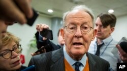 El senador Lamar Alexander, republicano por Tennessee, habla con periodistas al llegar al Capitolio en Washington, el lunes 27 de enero de 2020, durante el juicio político del presidente Donald Trump. Foto: AP.