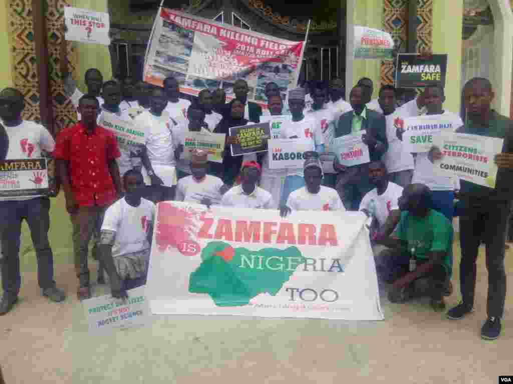 Gamayyar kungiyoyi masu zaman kansu da wasu kungiyoyin matasa sun yi zanga zangar lumana a birnin Zamfara, Gusau, kan yawan garkuwa da kashe kashen mutane da ake yi a Jihar. 
