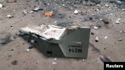 Bagian dari pesawat tak berawak, yang digambarkan oleh otoritas militer Ukraina sebagai drone bunuh diri buatan Iran Shahed-136 dan yang ditembak jatuh di dekat Kota Kupiansk. (Foto: Reuters)