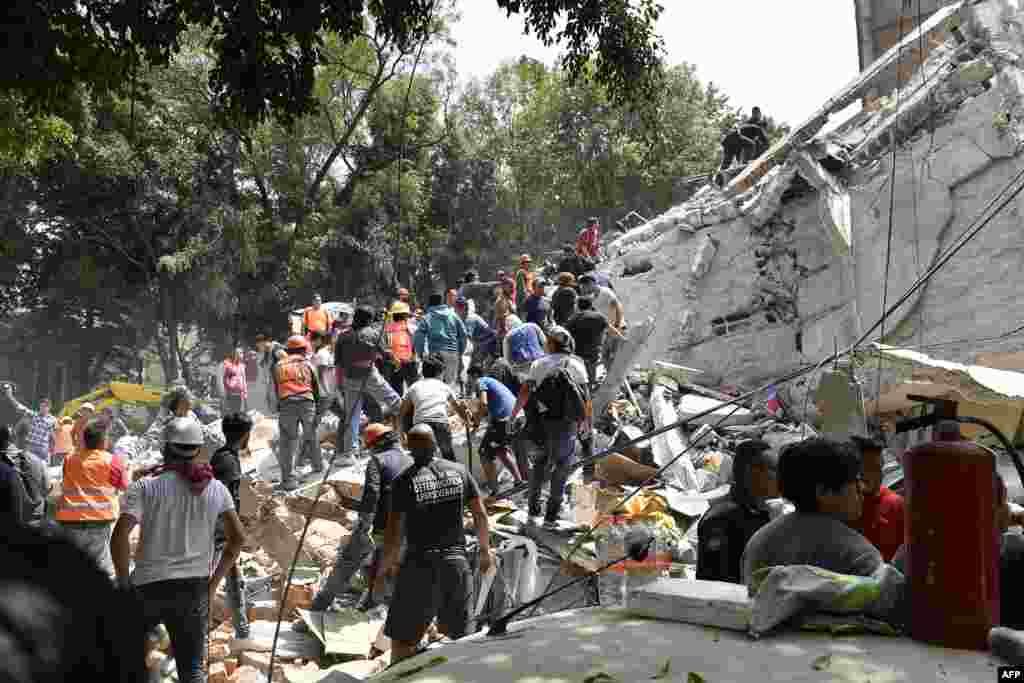 Les décombres d'un bâtiment qui est tombé lors du séisme, à Mexico, Mexique, le 19 septembre 2017.