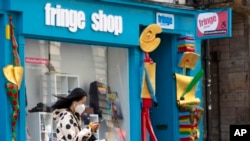 Kawasan Royal Mile di Edinburgh, Skotlandia, terlihat sepi di tengah pandemi Covid-19, 21 Agustus 2020. (Foto: dok).
