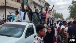 Pessoas saem para as ruas de Porto Sudão para celebrar o avanço das forças militares sudanesas e dos grupos armados aliados sobre a capital do estado de Al-Jazira, Wad Madani, detida pelas Forças de Apoio Rápido (RSF) paramilitares, a 11 de janeiro de 2025.
