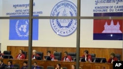 Pengadilan Khmer Merah di pinggiran ibukota Phnom Penh, Kamboja (foto: dok). Hampir 200 dari 250 staf mogok kerja hari Senin (2/9).