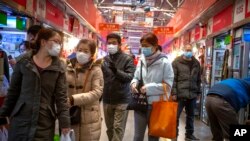 戴口罩的民眾在北京一個市場購物。（2020年3月14日） 